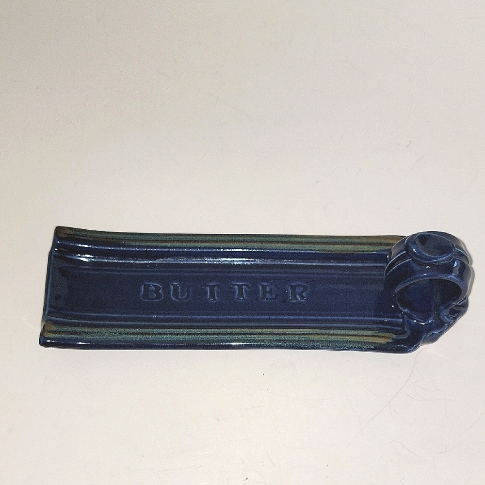 BLUE POTTERY SLED BUTTER DISH WITHVTHUMB HANDLE